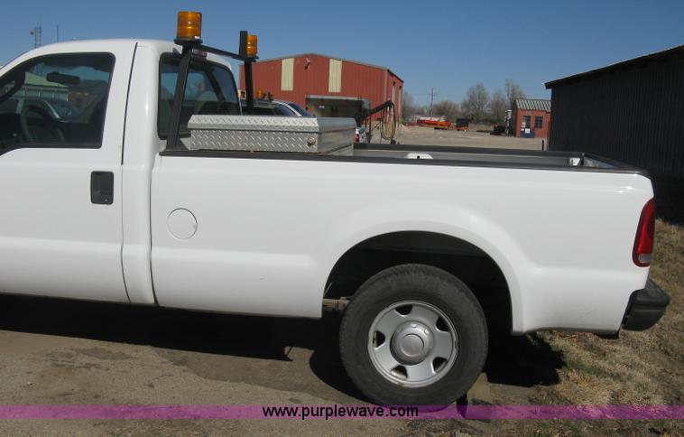 image for item E2883 2006 Ford F250 Super Duty XL pickup truck