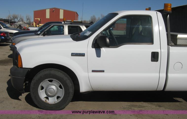 image for item E2883 2006 Ford F250 Super Duty XL pickup truck
