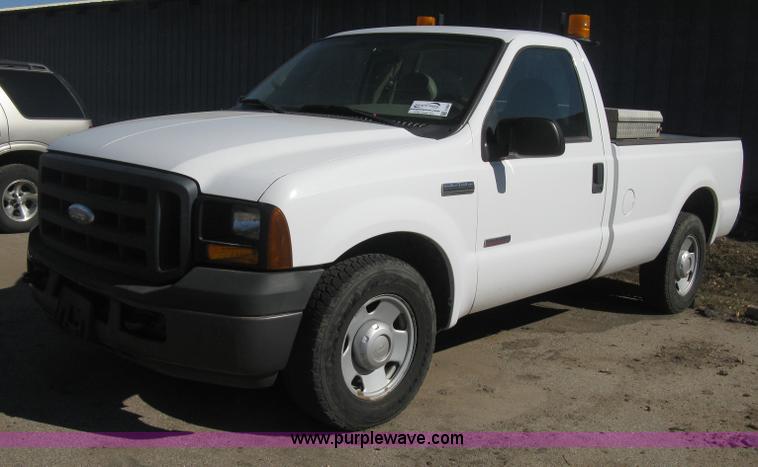 image for item E2883 2006 Ford F250 Super Duty XL pickup truck