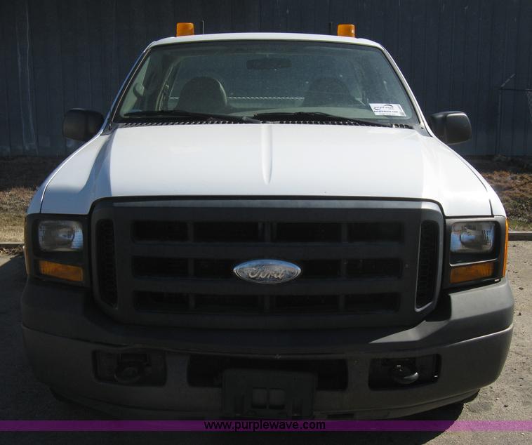 image for item E2883 2006 Ford F250 Super Duty XL pickup truck