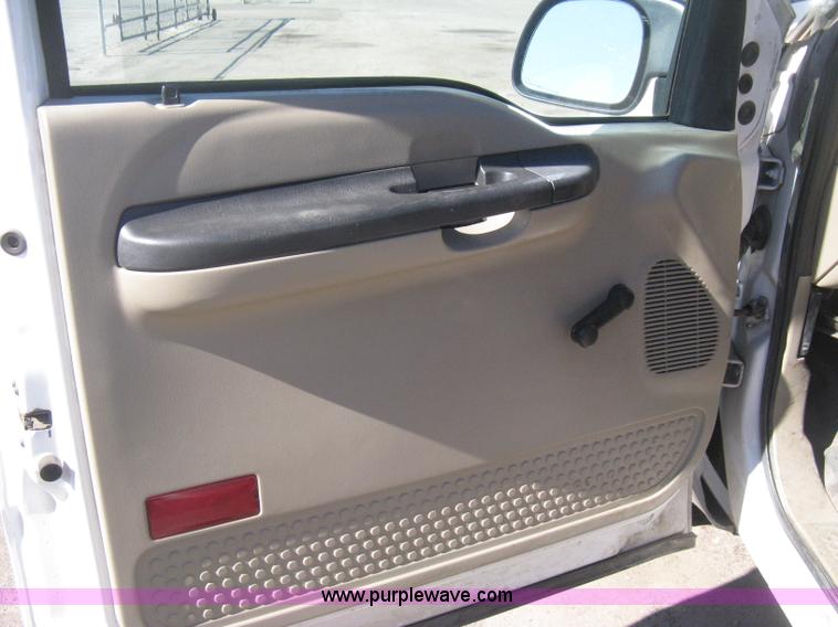 image for item E2883 2006 Ford F250 Super Duty XL pickup truck