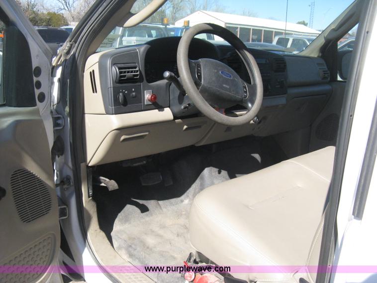 image for item E2883 2006 Ford F250 Super Duty XL pickup truck