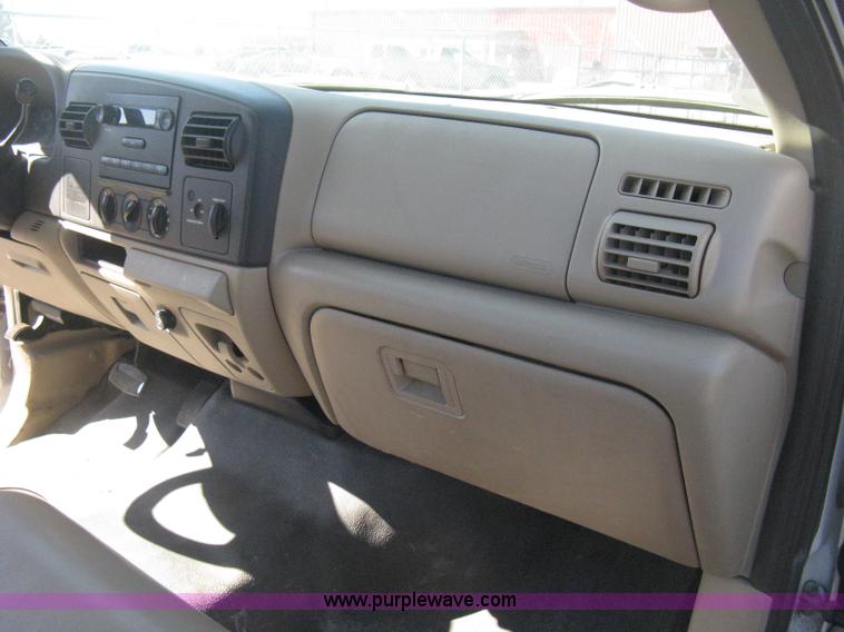 image for item E2883 2006 Ford F250 Super Duty XL pickup truck