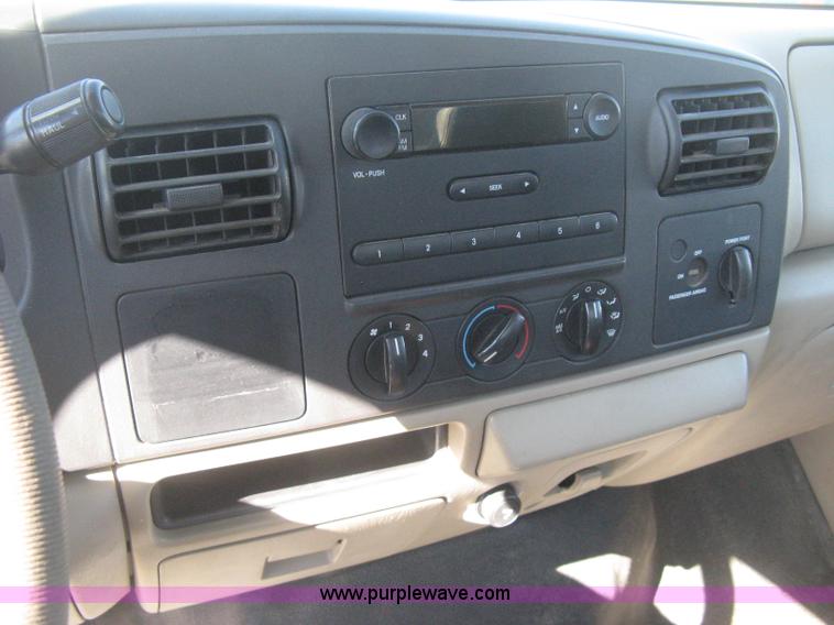 image for item E2883 2006 Ford F250 Super Duty XL pickup truck
