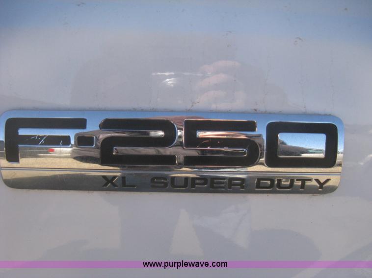 image for item E2883 2006 Ford F250 Super Duty XL pickup truck