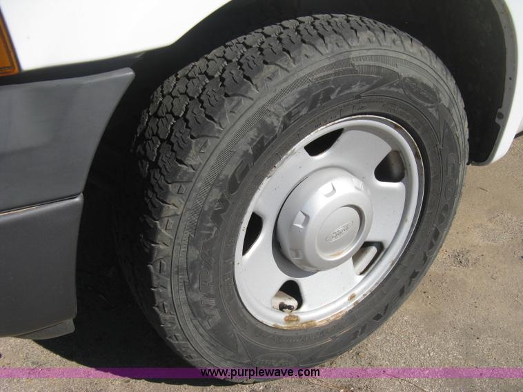 image for item E2883 2006 Ford F250 Super Duty XL pickup truck