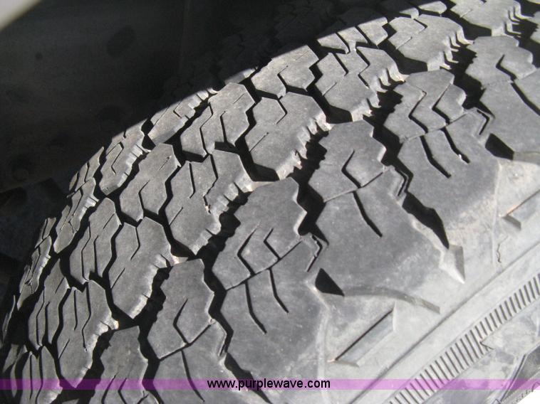 image for item E2883 2006 Ford F250 Super Duty XL pickup truck