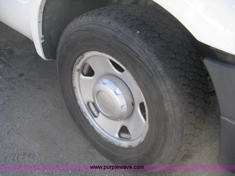 image for item E2883 2006 Ford F250 Super Duty XL pickup truck