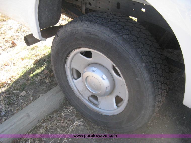 image for item E2883 2006 Ford F250 Super Duty XL pickup truck