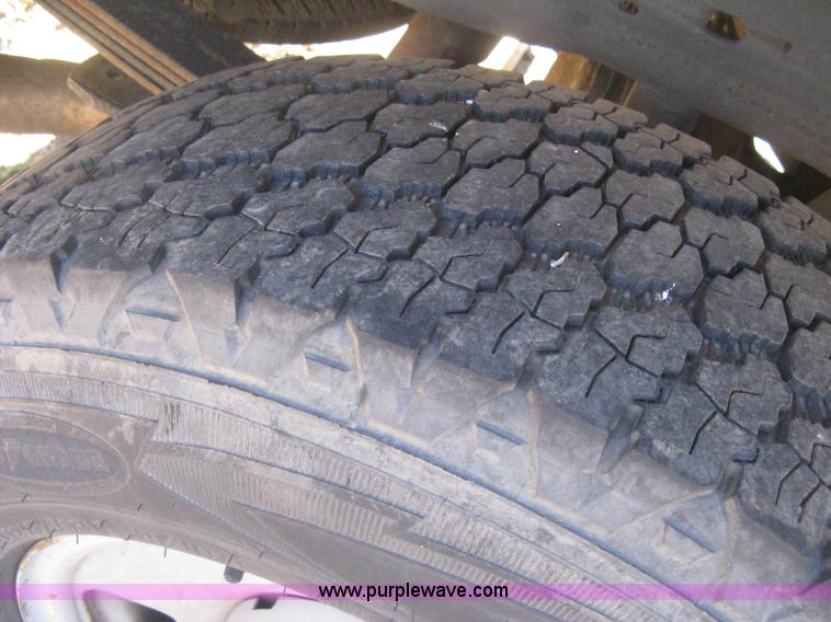 image for item E2883 2006 Ford F250 Super Duty XL pickup truck