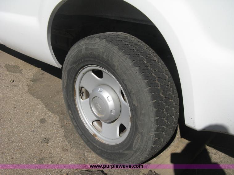 image for item E2883 2006 Ford F250 Super Duty XL pickup truck