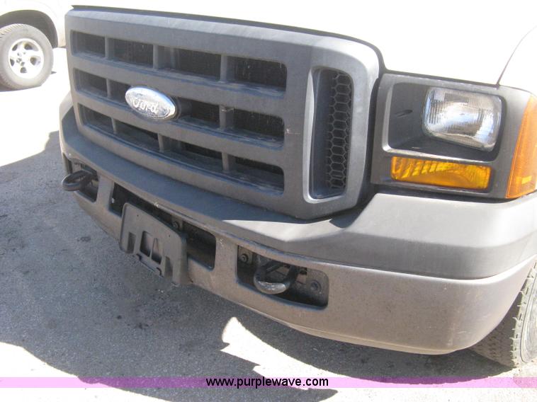 image for item E2883 2006 Ford F250 Super Duty XL pickup truck