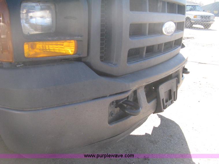image for item E2883 2006 Ford F250 Super Duty XL pickup truck