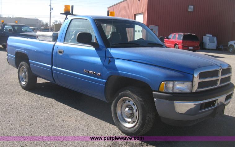 image for item E2886 2001 Dodge Ram 1500 pickup truck