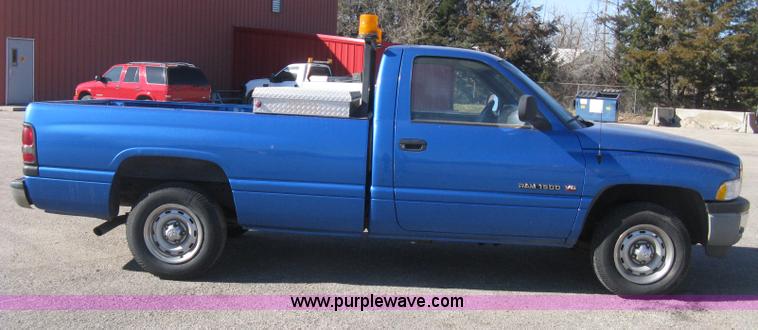 image for item E2886 2001 Dodge Ram 1500 pickup truck