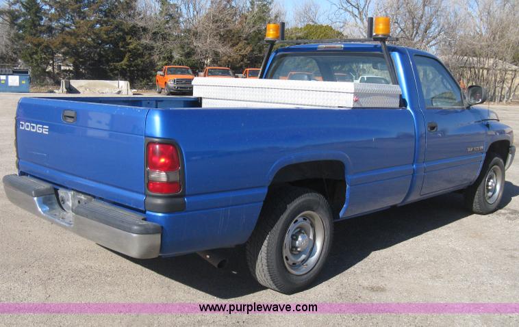 image for item E2886 2001 Dodge Ram 1500 pickup truck