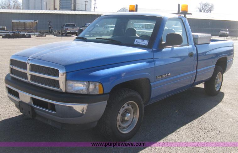 image for item E2886 2001 Dodge Ram 1500 pickup truck