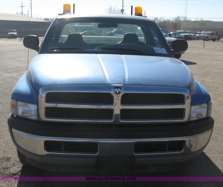 image for item E2886 2001 Dodge Ram 1500 pickup truck