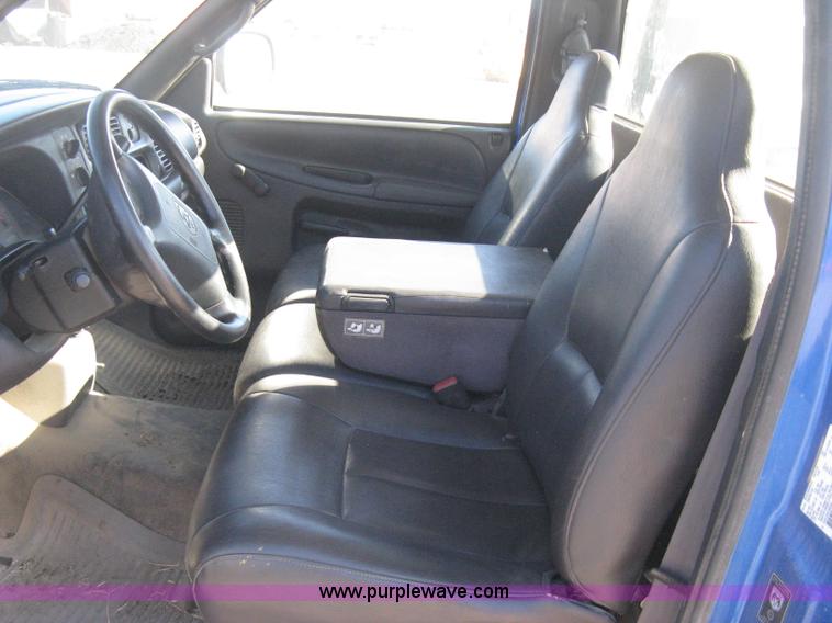 image for item E2886 2001 Dodge Ram 1500 pickup truck