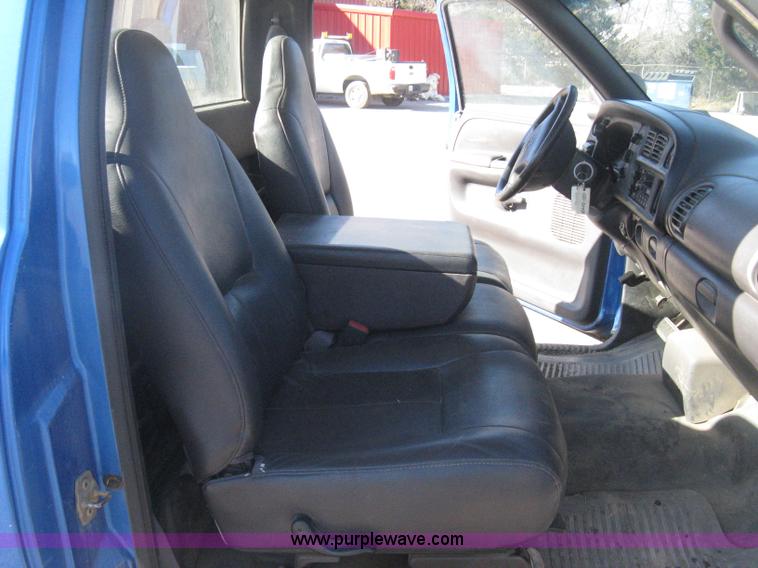 image for item E2886 2001 Dodge Ram 1500 pickup truck