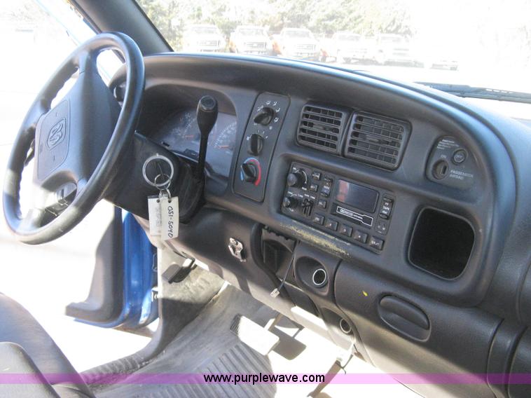 image for item E2886 2001 Dodge Ram 1500 pickup truck