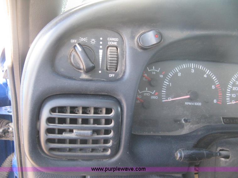 image for item E2886 2001 Dodge Ram 1500 pickup truck