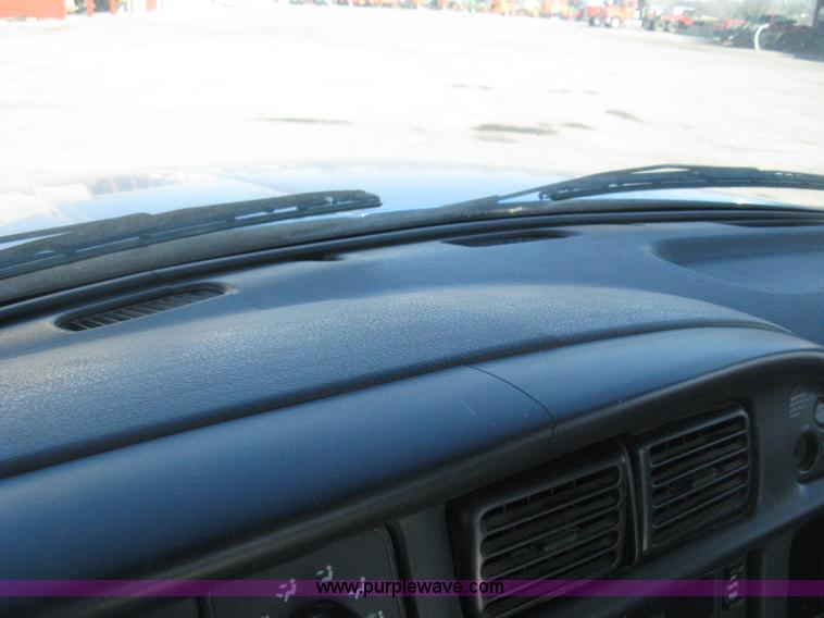 image for item E2886 2001 Dodge Ram 1500 pickup truck