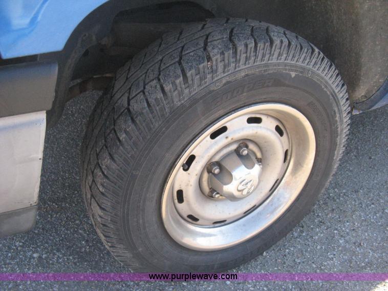 image for item E2886 2001 Dodge Ram 1500 pickup truck