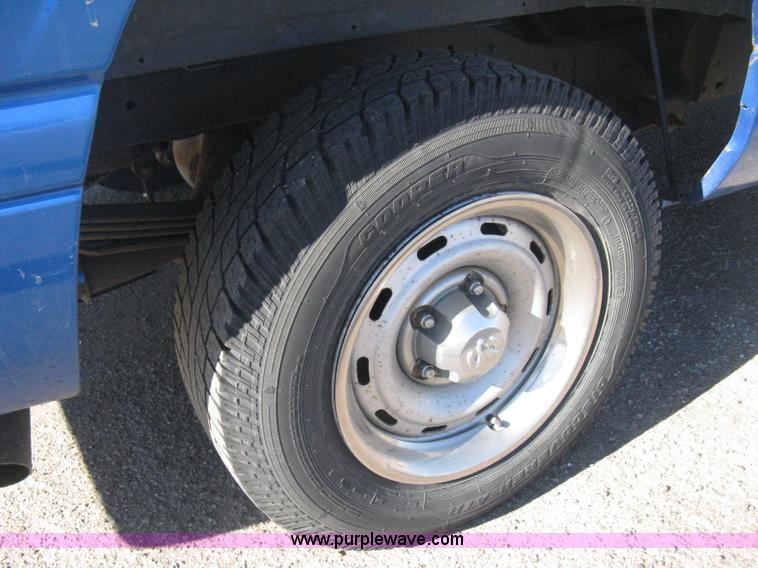 image for item E2886 2001 Dodge Ram 1500 pickup truck