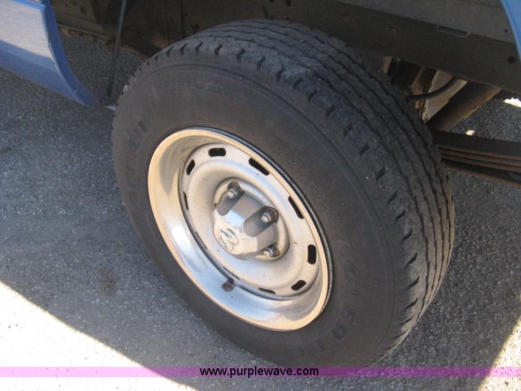 image for item E2886 2001 Dodge Ram 1500 pickup truck