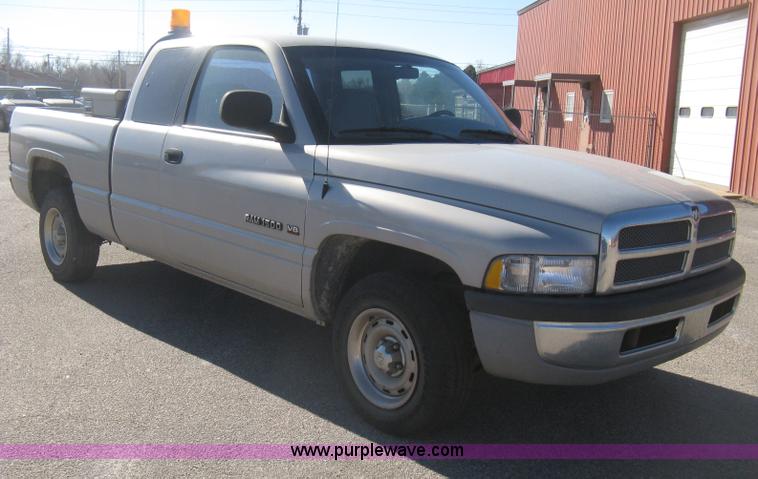 image for item E2887 2001 Dodge Ram 1500 Club Cab pickup truck