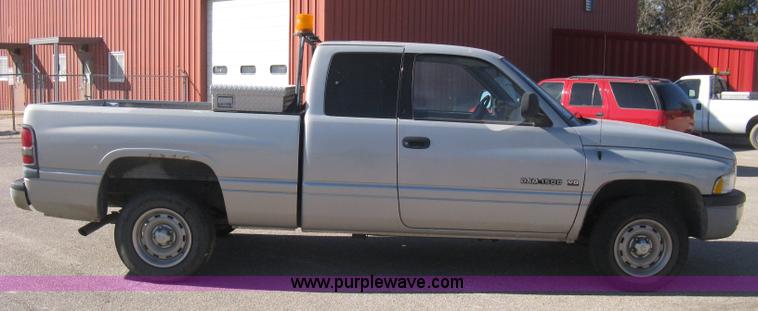 image for item E2887 2001 Dodge Ram 1500 Club Cab pickup truck