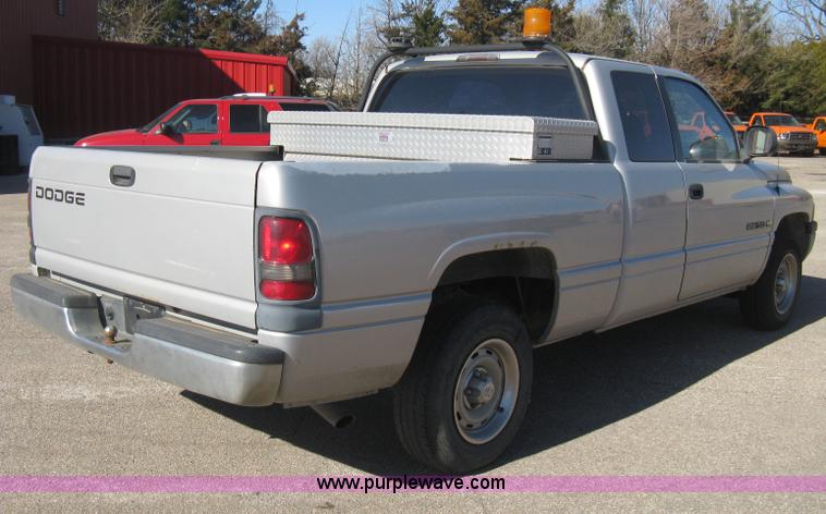 image for item E2887 2001 Dodge Ram 1500 Club Cab pickup truck