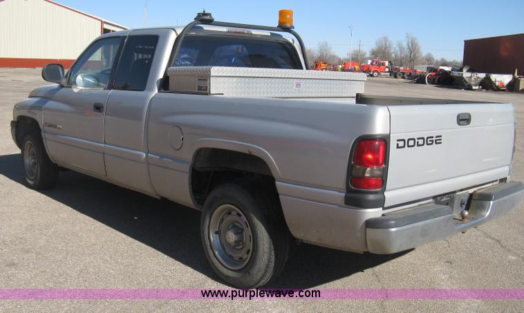image for item E2887 2001 Dodge Ram 1500 Club Cab pickup truck