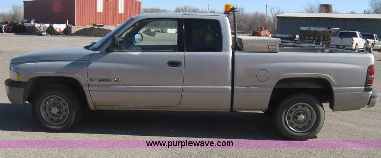 image for item E2887 2001 Dodge Ram 1500 Club Cab pickup truck