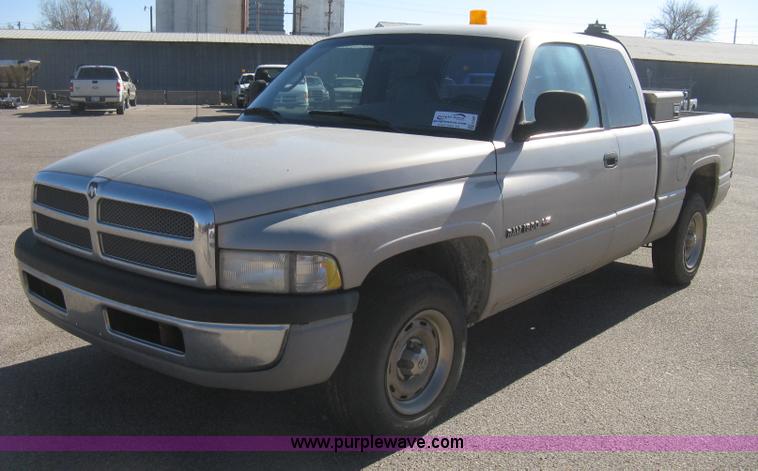 image for item E2887 2001 Dodge Ram 1500 Club Cab pickup truck