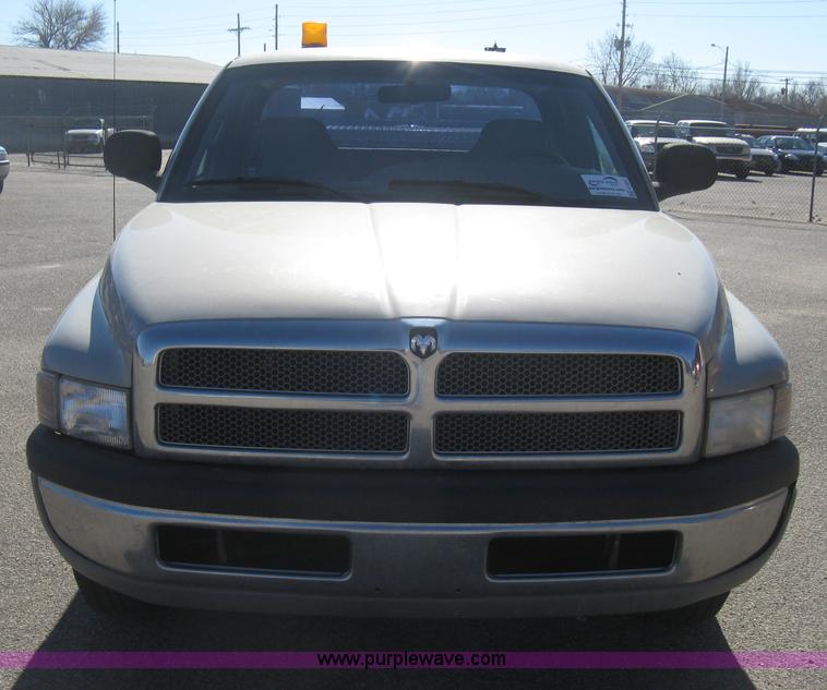 image for item E2887 2001 Dodge Ram 1500 Club Cab pickup truck