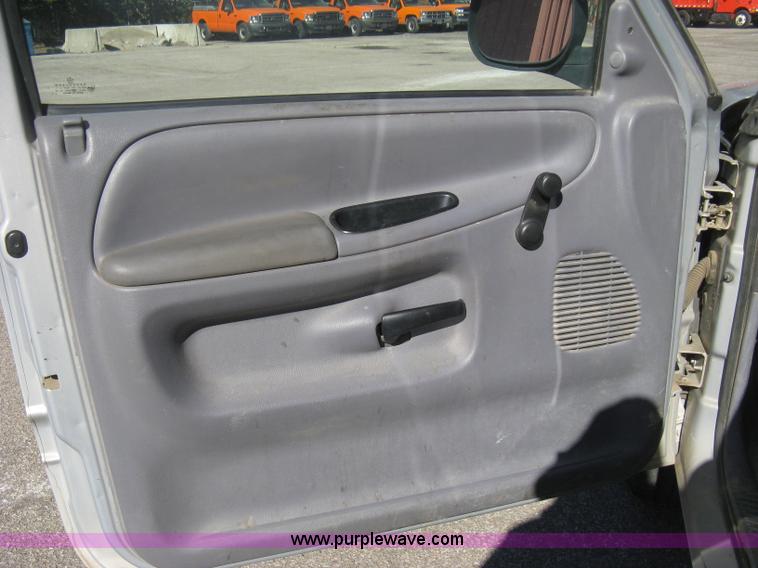 image for item E2887 2001 Dodge Ram 1500 Club Cab pickup truck