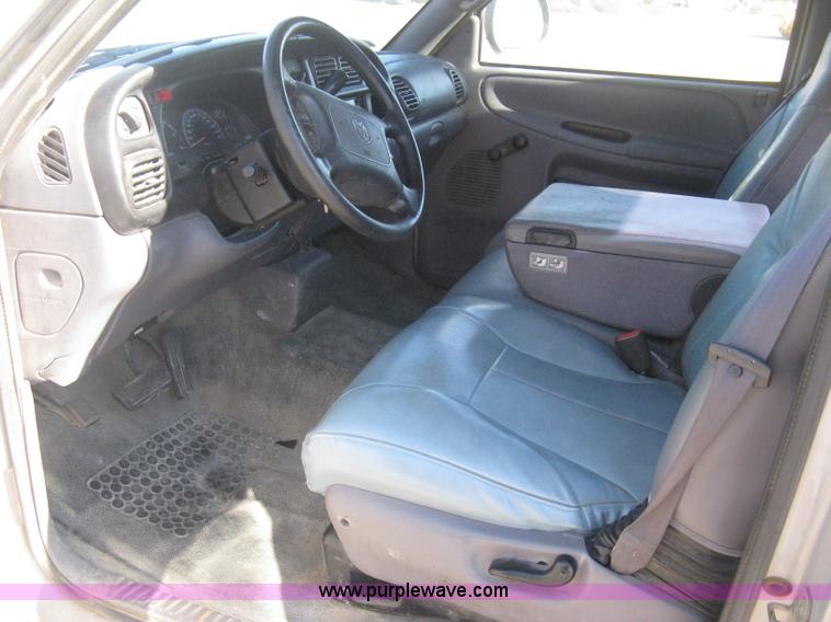 image for item E2887 2001 Dodge Ram 1500 Club Cab pickup truck