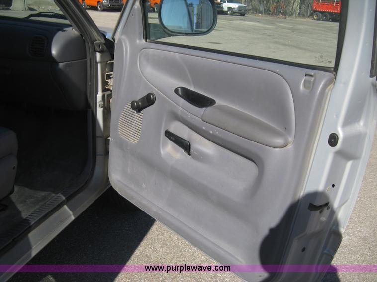 image for item E2887 2001 Dodge Ram 1500 Club Cab pickup truck