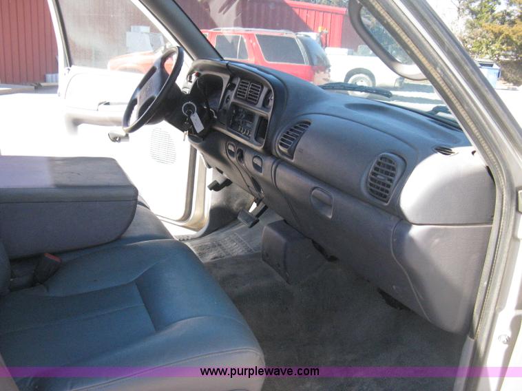 image for item E2887 2001 Dodge Ram 1500 Club Cab pickup truck