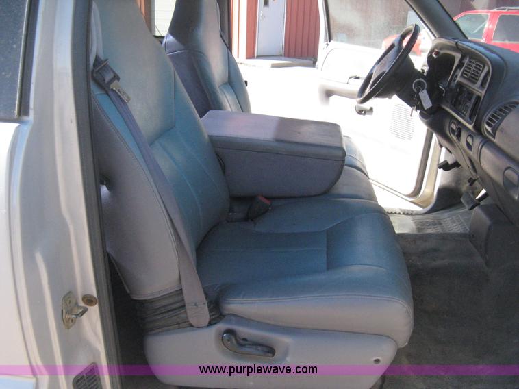 image for item E2887 2001 Dodge Ram 1500 Club Cab pickup truck