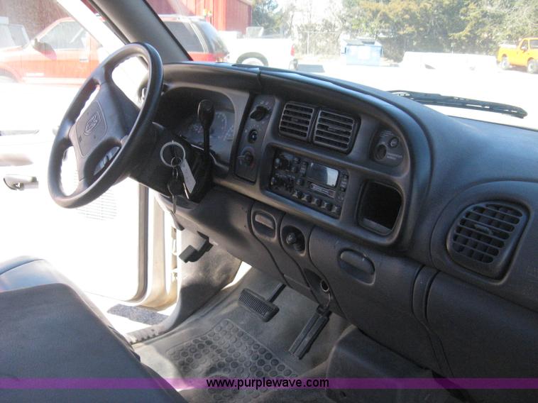 image for item E2887 2001 Dodge Ram 1500 Club Cab pickup truck