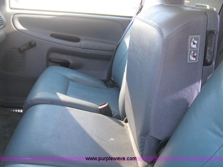 image for item E2887 2001 Dodge Ram 1500 Club Cab pickup truck