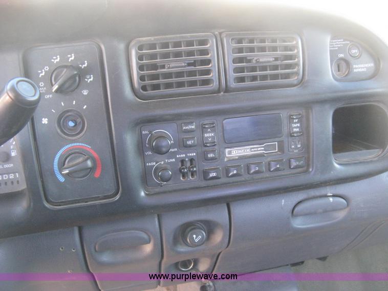 image for item E2887 2001 Dodge Ram 1500 Club Cab pickup truck