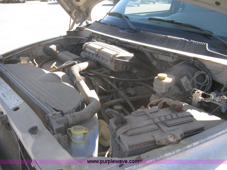 image for item E2887 2001 Dodge Ram 1500 Club Cab pickup truck