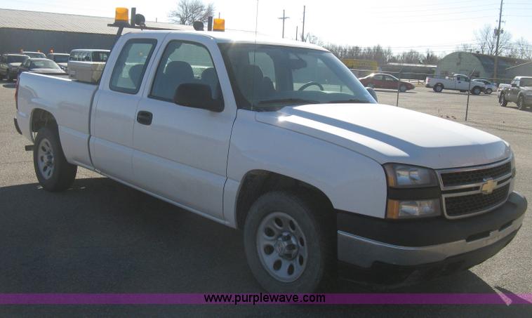 image for item E2889 2006 Chevrolet Silverado 1500 Ext. Cab pickup truck