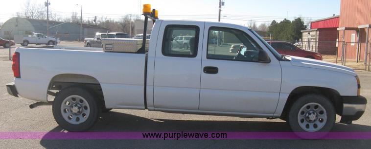 image for item E2889 2006 Chevrolet Silverado 1500 Ext. Cab pickup truck