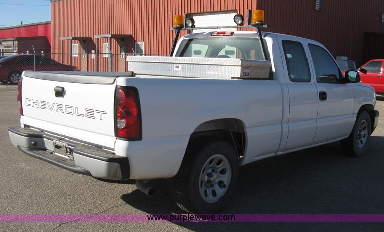 image for item E2889 2006 Chevrolet Silverado 1500 Ext. Cab pickup truck