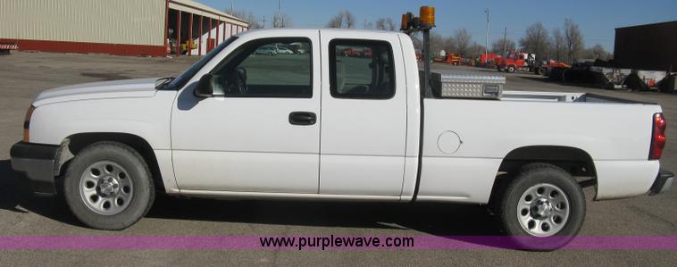 image for item E2889 2006 Chevrolet Silverado 1500 Ext. Cab pickup truck